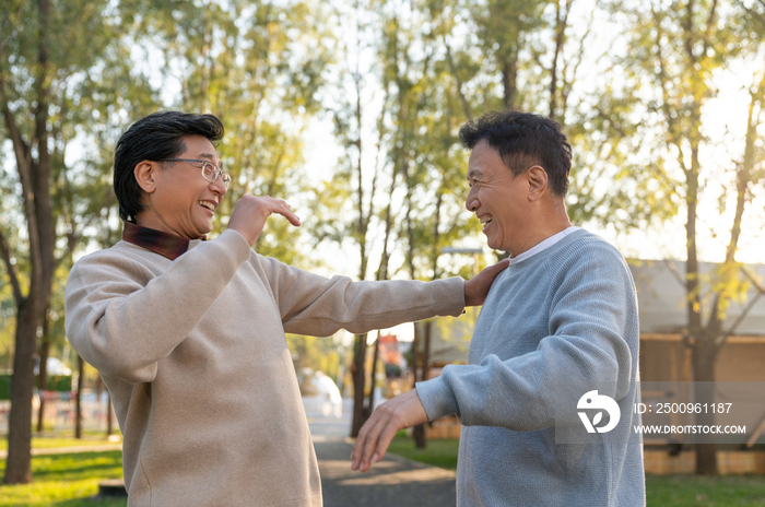 两个中老年男人开心地击掌