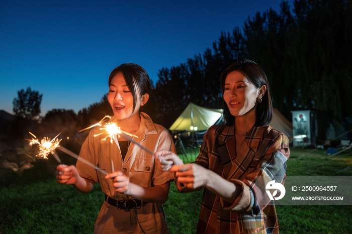 晚上在露营地放烟花