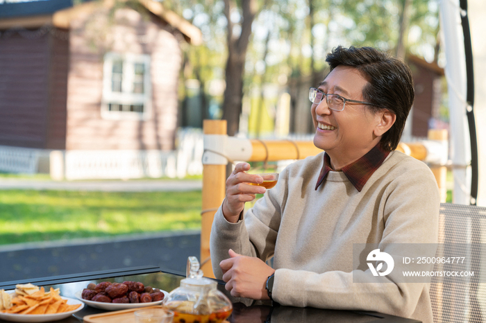 一个中老年男人喝茶