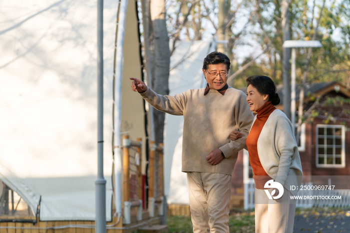 中老年夫妻散步