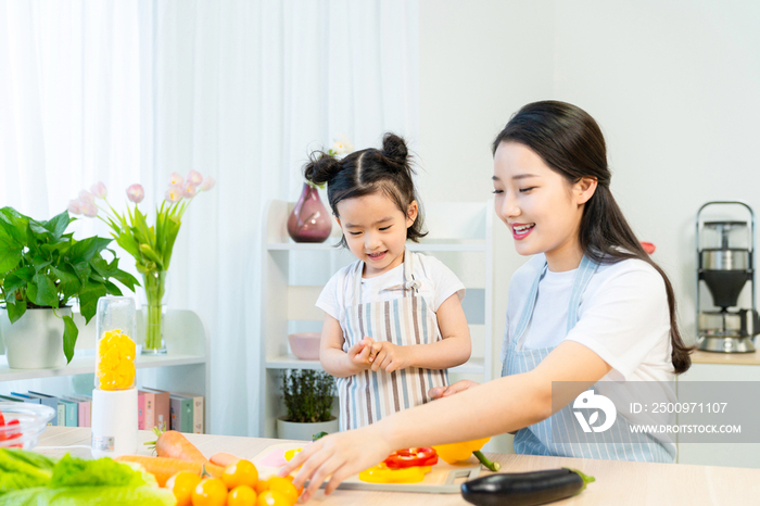 妈妈和女儿一起做饭