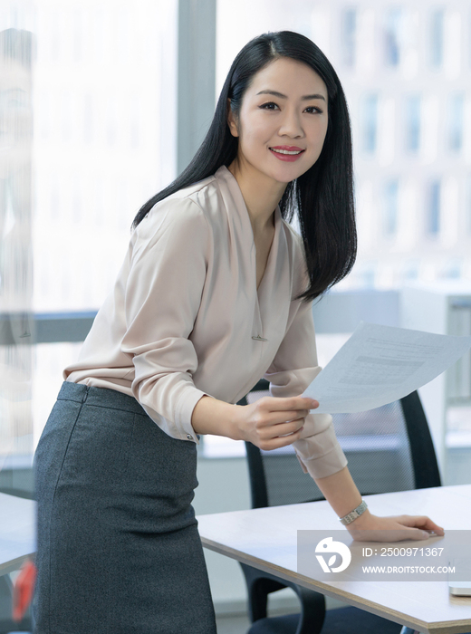 年轻商务女士拿着文件