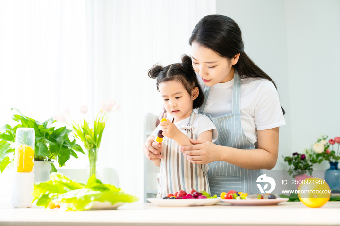 妈妈和女儿一起做水果沙拉