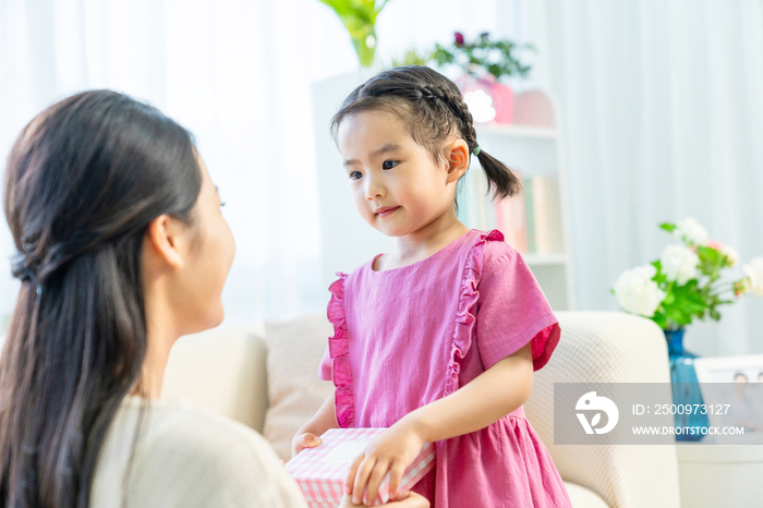 女儿送妈妈礼物