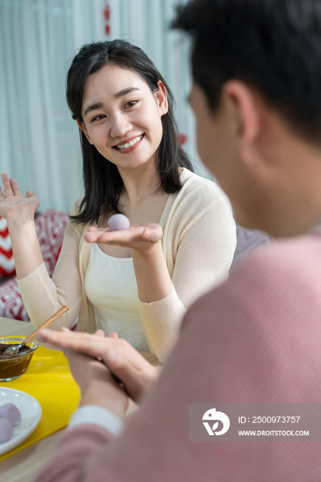 快乐的年轻夫妻包汤圆