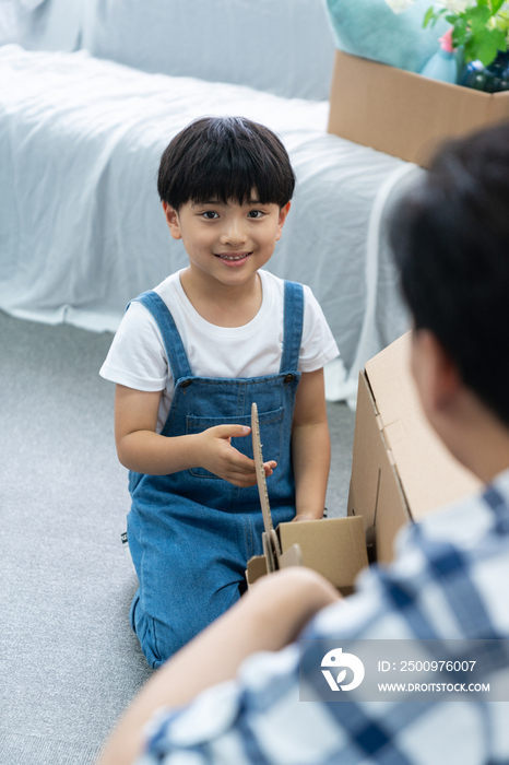 年轻父子俩搬进新家