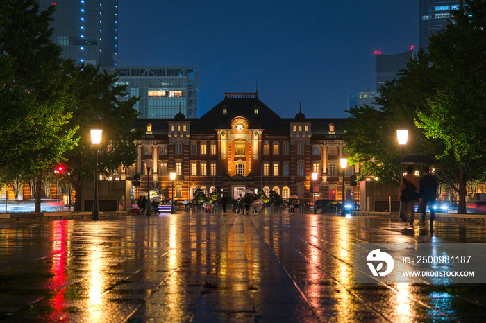 東京都 雨の日の東京駅前、行幸通りの夜景