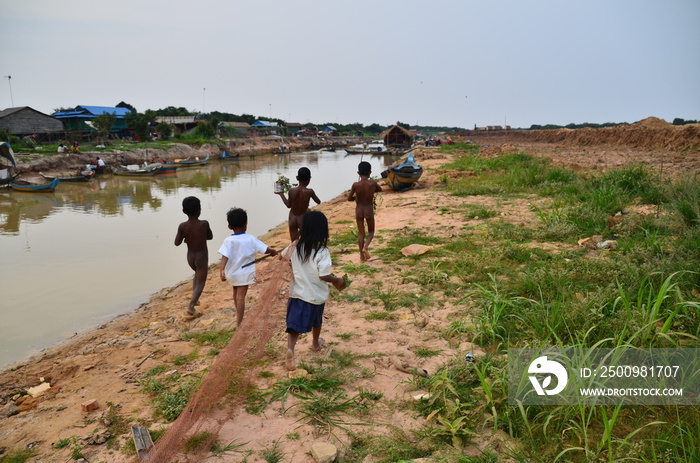 カンボジアのシェムリアップ　トンレサップ湖畔の村　走り回るカンボジアの子供