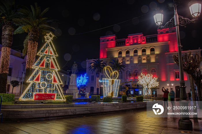 Ciudad en navidad alumbrada con decoración navideña en Badajoz