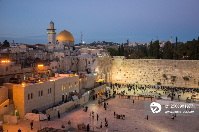 Vista del muro de las lamentaciones y la ciudad de  Jerusalén al atardecer