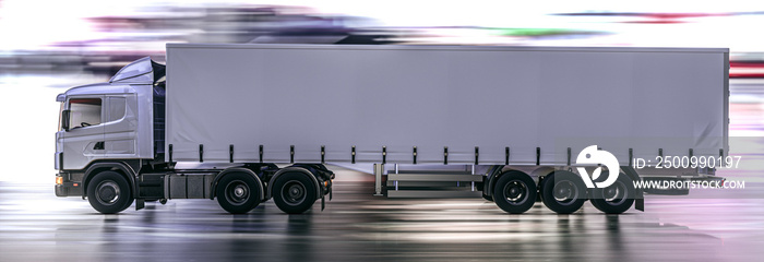 Planen-LKW fährt mit hoher Geschwindigkeit vor Stadt-Lichtern vorbei