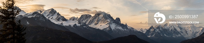 Die wundervolle Bergwelt des Wallis im Herbst