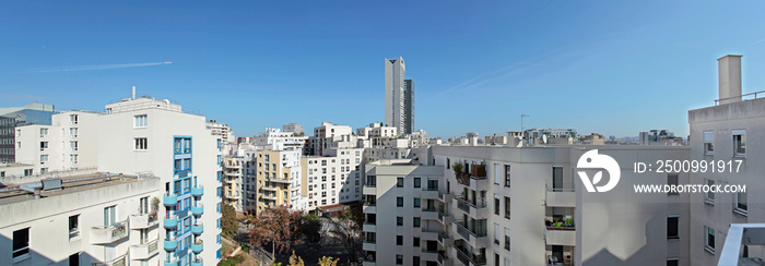 Panorama sur les immeubles d’une ville. Appartements et terrasses à La défense, Courbevoie, France.