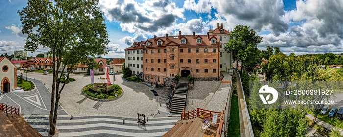 zamek krzyżacki w Rynie na Mazurach w Polsce, panorama z lotu ptaka