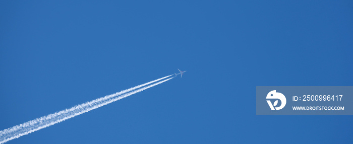 Trainées d’avions dans le ciel