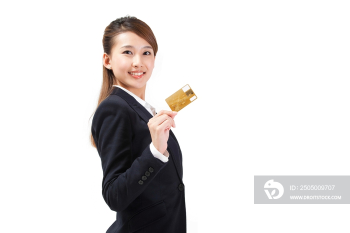 年轻的商务女士展示信用卡
