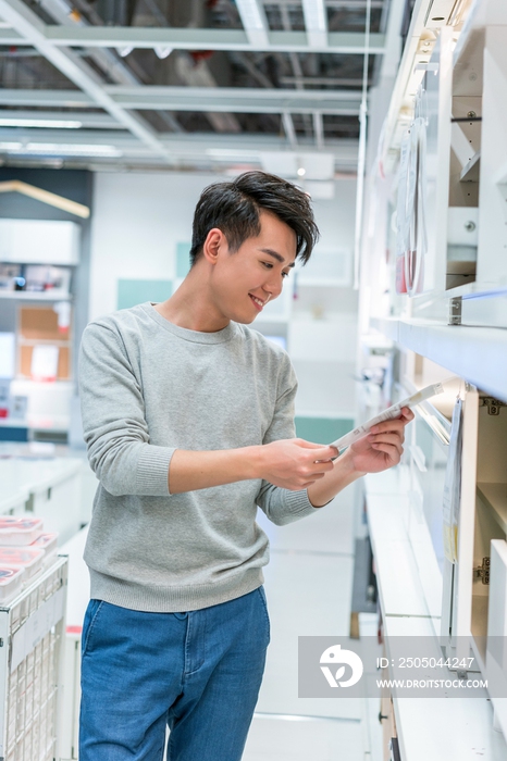 年轻男子挑选家具