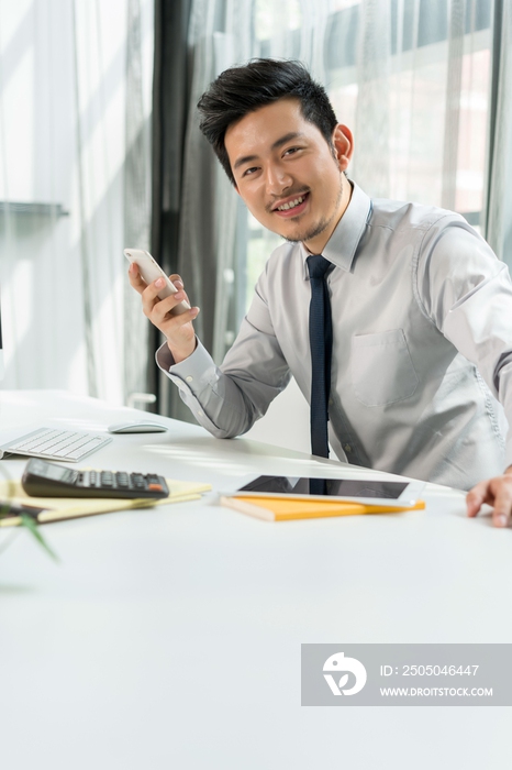 年轻商务男士办公