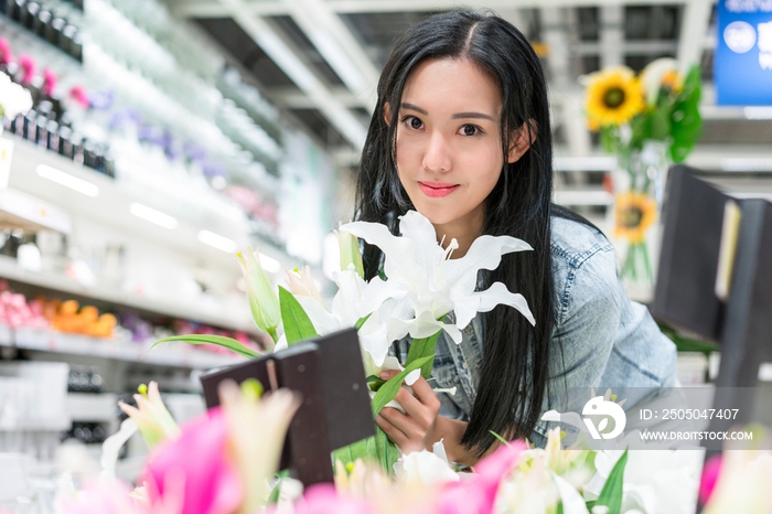 年轻女子选购装饰花