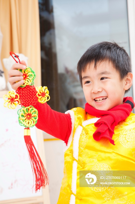 节日中的小男孩