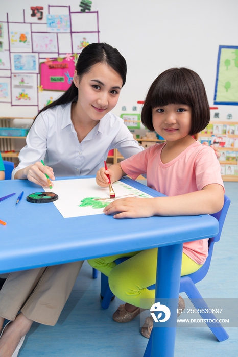 幼儿园女老师辅导儿童画画