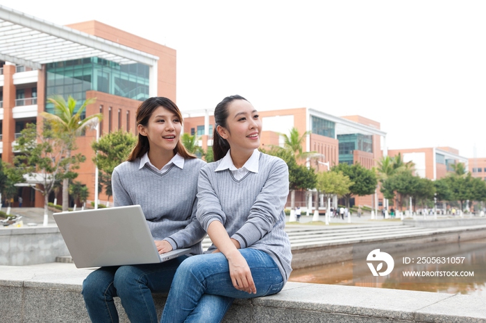 年轻大学生在校园里使用笔记本电脑