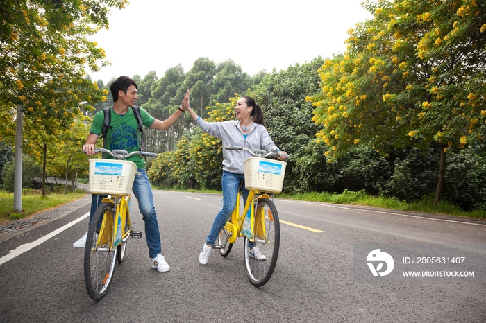 年轻大学生在校园里骑车