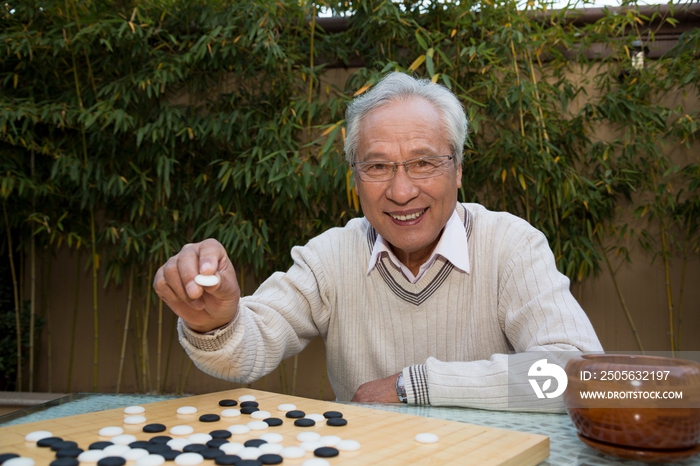 父子在院子里下棋