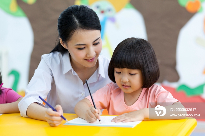 幼儿园老师辅导儿童学习