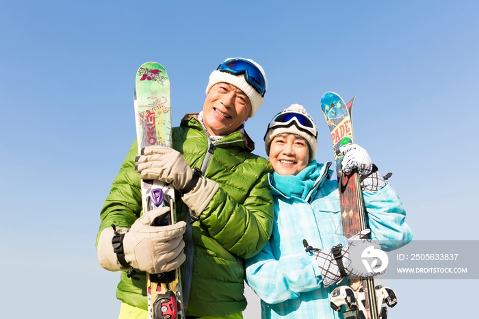 老年夫妇冬季滑雪