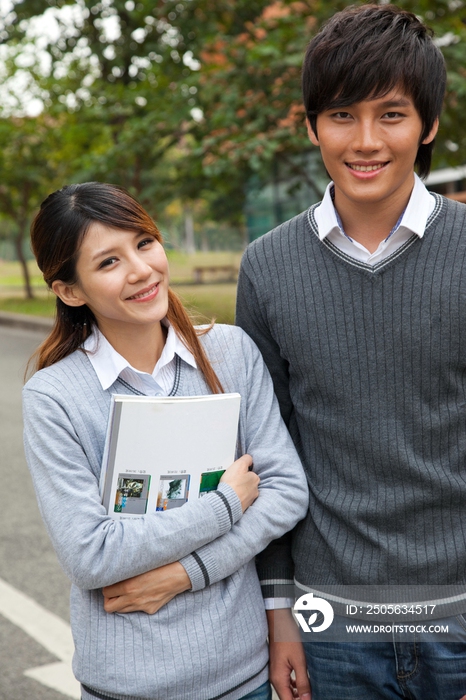 年轻大学生在校园里漫步