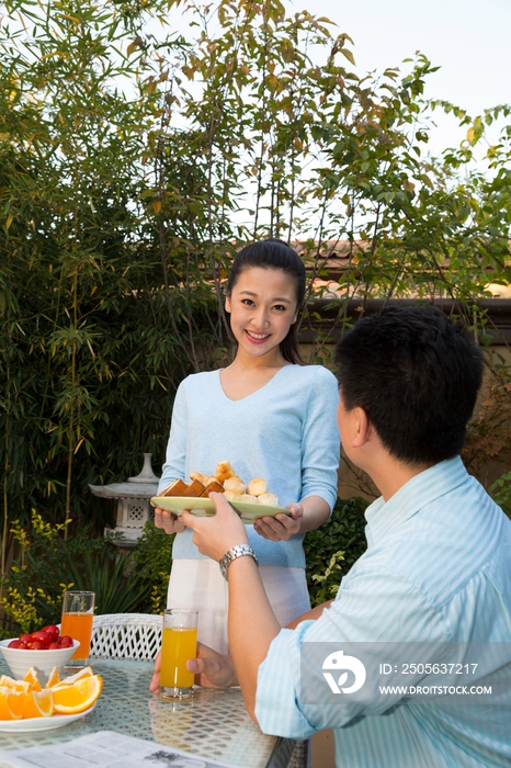 夫妻在院子里吃早餐