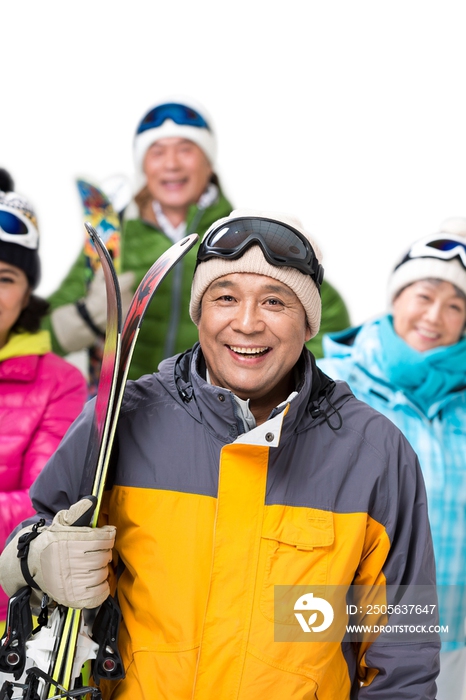 快乐的老年人冬季滑雪