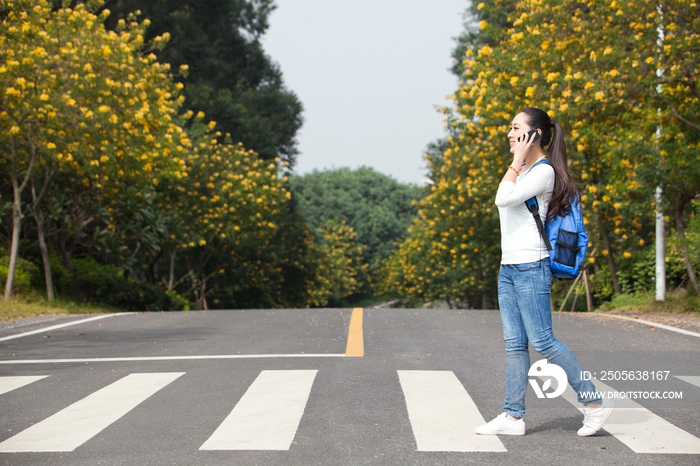 一个年轻女大学生过马路