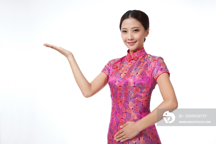 棚拍身穿中国传统服装的年轻女人做手势