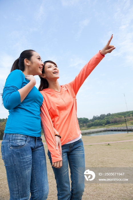 年轻女人在郊外