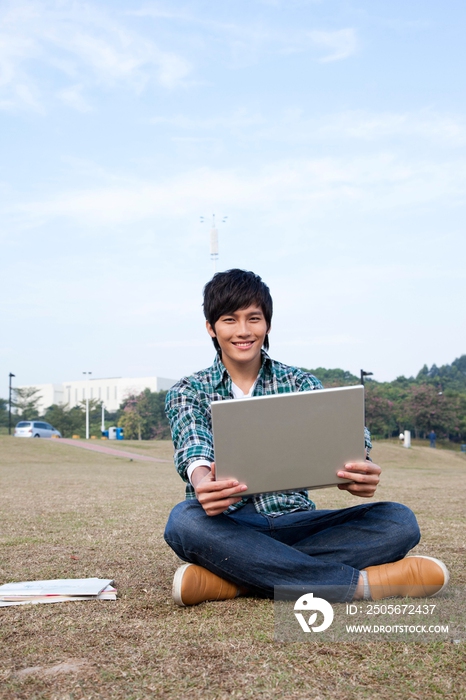 年轻大学生在公园郊游