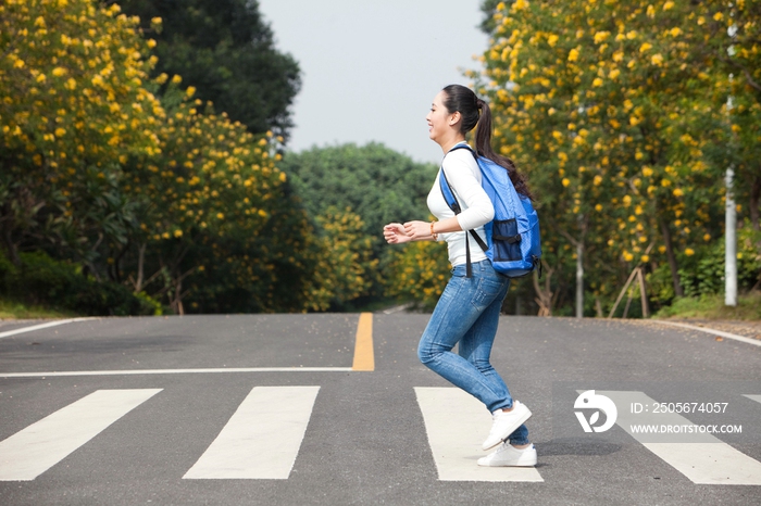 一个年轻女大学生过马路