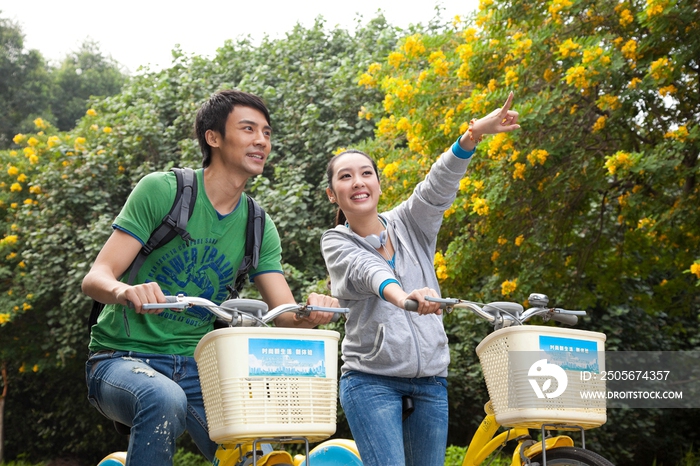 年轻大学生在校园里骑车