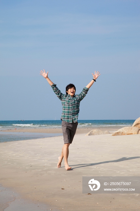 年轻男人在海边奔跑