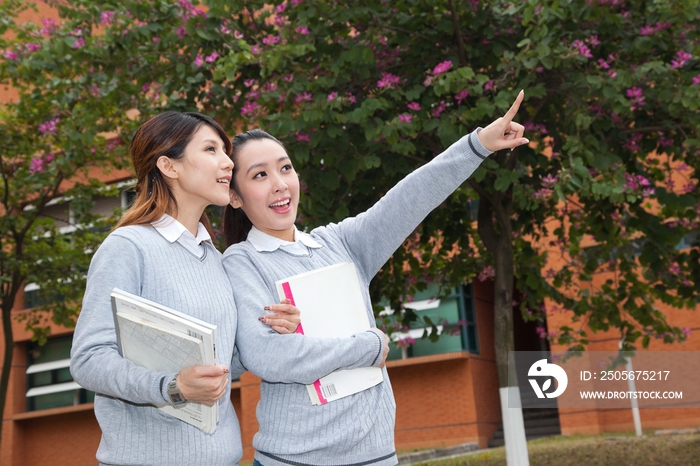 年轻女大学生在校园里漫步