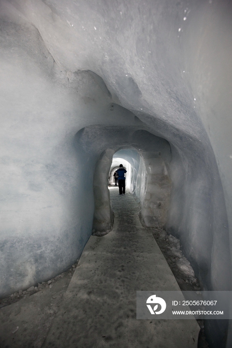 瑞士铁力士峰雪山冰洞