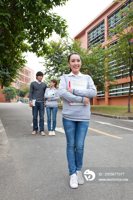 年轻大学生在校园里漫步