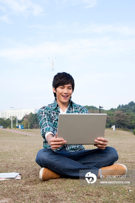 年轻大学生在公园郊游