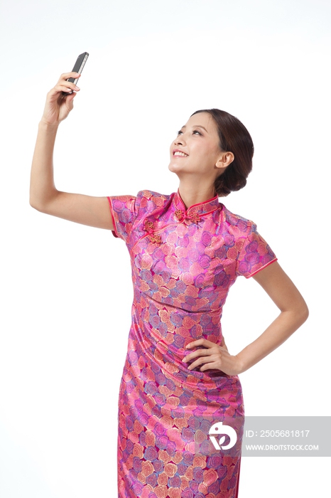 棚拍身穿中国传统服装的年轻女人打电话