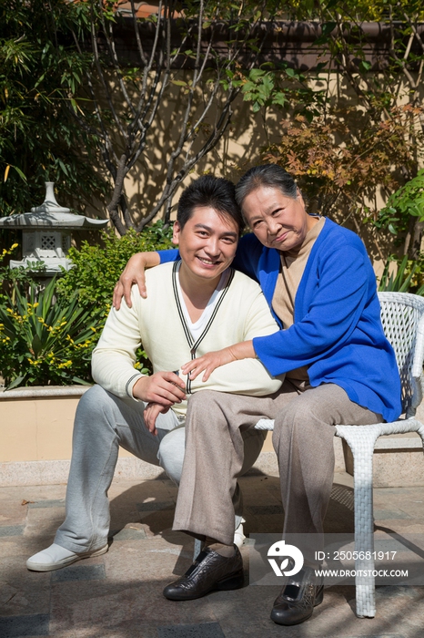 中年男人和老年女人在院子里