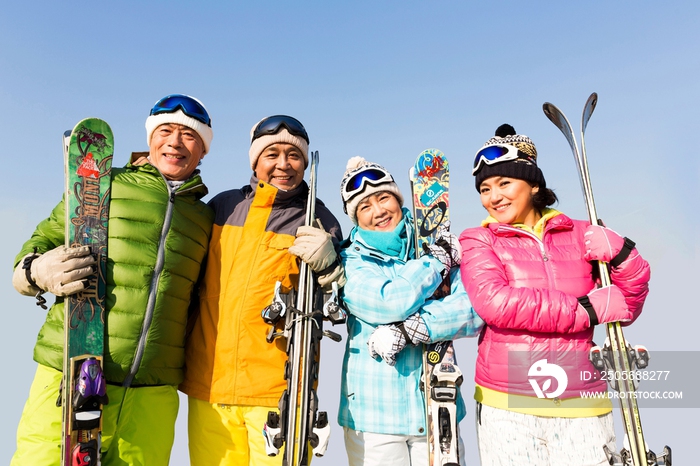 快乐的老年人冬季滑雪