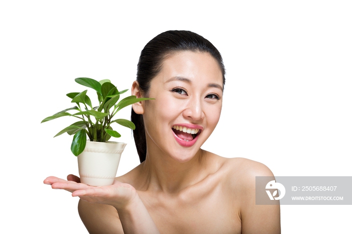 棚拍年轻女人和绿色植物