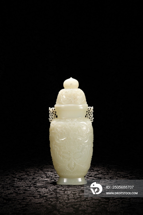 玉雕花卉瓶