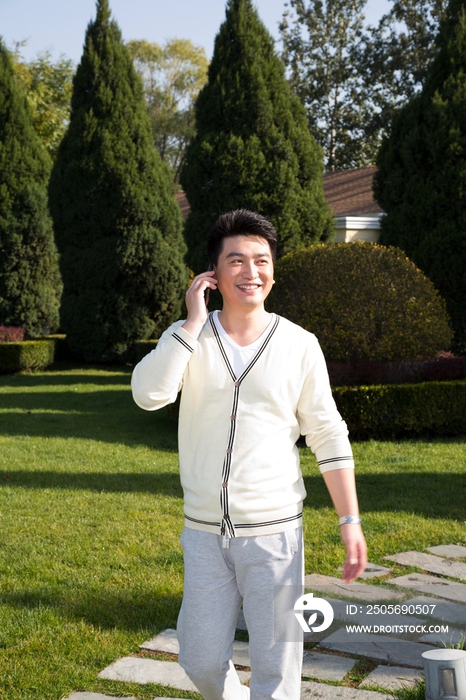 中年男人在院子里打手机